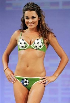 Alena Seredova, girld friend of Gianluigi Buffon, goalkeeper of Italy's soccer team Juventus Turin poses during a soccer fashion show in Munich, southern Germany, on Wednesday, June 7, 2006. [AP]